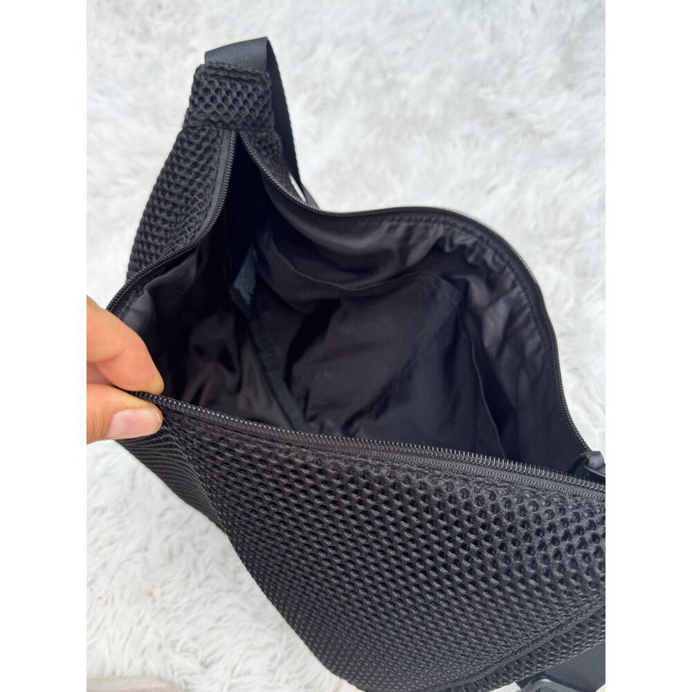 UNIQLO Black Mesh Crossbody Sling Bag Unisex Adjustable Strap - Picture 3 of 9